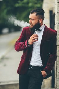homme-riche-barbe-fume-cigarette-electronique