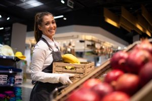 employe-supermarche-fournissant-nourriture-au-departement-fruits